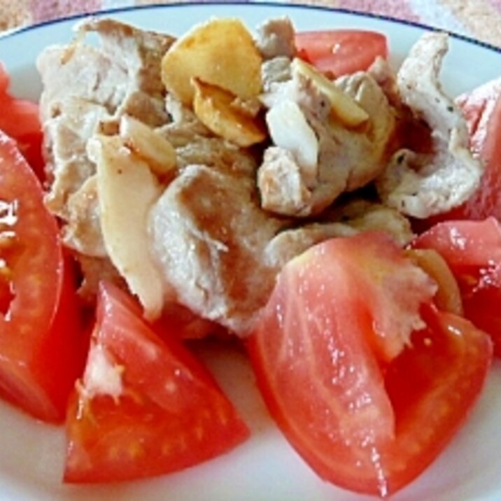 カリカリ豚肉のトマトサラダ